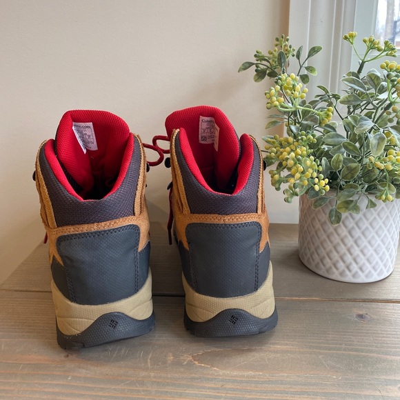 SOLD Columbia Women’s Newton Ridge Plus Hiking Shoes - Picture 6 of 8